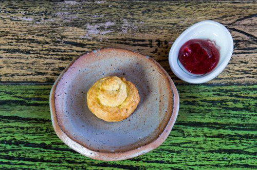 Được biết quán cà phê được mở bởi người phụ nữ California tên Lexi. Cô sinh sống tại Hàn Quốc từ năm 2009 và luôn ấp ủ kế hoạch mở một quán cà phê tại thủ đô Seoul.