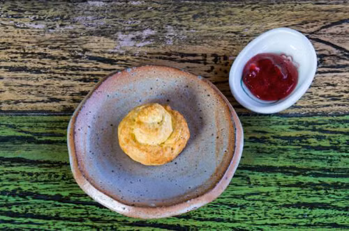 Được biết quán cà phê được mở bởi người phụ nữ California tên Lexi. Cô sinh sống tại Hàn Quốc từ năm 2009 và luôn ấp ủ kế hoạch mở một quán cà phê tại thủ đô Seoul.