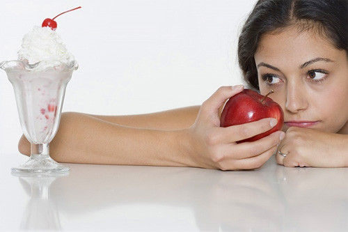 Mặt trái của bài thể dục giảm cân này là kích thích cảm giác thèm ăn. Nó hoàn toàn không tốt với nhóm đối tượng đang nỗ lực giảm cân. Nếu không biết “giữ mình”, bạn có thể nạp mức lượng năng lượng lớn hơn so với số đã tiêu hao.