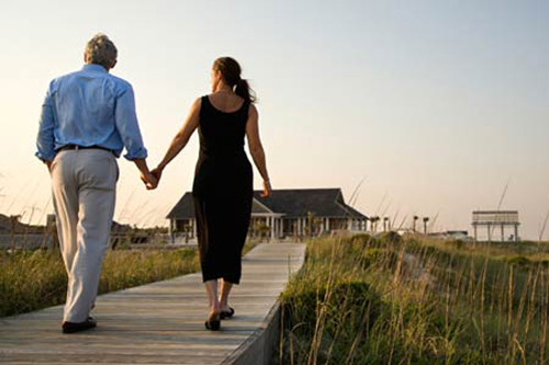 Dù vậy, nhiều người chọn đi bộ bởi họ không nhất thiết phải dành riêng một khoảng thời gian trong ngày. Bạn có thể kết hợp đi khi thực hiện công việc trong ngày miễn là đảm bảo hoạt động trên đôi chân ít nhất 1 giờ.