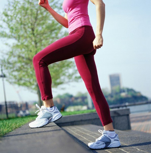 Nếu muốn giảm cân nhanh, bạn chỉ cần đi bộ trên quãng đường mấp mô hơn là trải bước trên đoạn đường phẳng. Nếu sử dụng máy, bạn có thể tăng độ dốc liên tục để đạt được hiệu quả giảm cân như mong muốn.