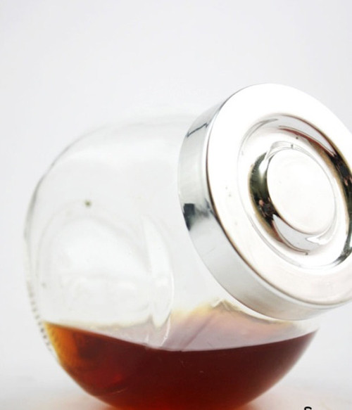 Dầu vani. Ở các quốc gia Nam Mỹ, người dân có thói quen tận dụng các chế phẩm của cây vani, trong đó có dầu vani dùng để trộn với nước để diệt muỗi hiệu quả mà không lo ảnh hưởng đến sức khỏe.