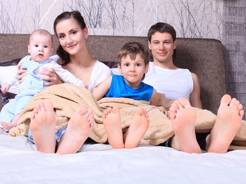 Tiêu diệt vi khuẩn. Hành tây chứa nhiều chất kháng khuẩn, dễ thẩm thấu qua da nên chúng mang lại tác dụng kháng khuẩn, tiêu diệt vi rút có hại trong cơ thể. Chính vì vậy, một lát hành tây mỏng trong tất rất có lợi cho việc bảo vệ sức khỏe.