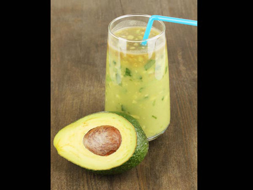 Quả bơ, sinh tố bơ được nhiều người ưa thích bởi hương vị thơm ngon, mang lại tác dụng vượt trội đối với sức khỏe. Thế nhưng ít người biết rằng tác dụng của hạt bơ cũng kỳ diệu không kém nhờ lượng chất chống oxy hóa dồi dào.