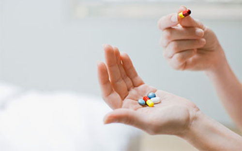 Một số trường hợp bác sĩ cho sử dụng thuốc để làm chậm tốc độ sản xuất dịch não tủy. Nhìn chung, phương pháp này khó mang lại hiệu quả như mong đợi, ít được áp dụng cho điều trị lâu dài.