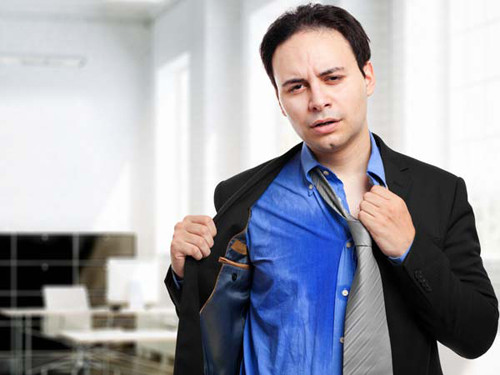 Đổ mồ hôi nhiều. Đổ mồ hôi nhiều cũng là dấu hiệu không nên bỏ qua. Mắc chứng cường giáp, cơ thể vẫn đổ mồ hôi ngay cả khi không làm việc quá sức. Để đảm bảo sức khỏe, bạn nên thăm khám bác sĩ để sớm phát hiện tình trạng bất thường.