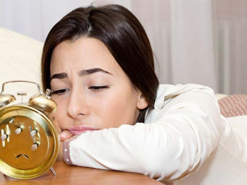 Thay đổi thói quen ngủ. Tuyệt đối không coi thường tinh trạng ngủ ngáy bởi nó đôi khi bắt nguồn từ rối loạn tuyến giáp. Tuyến giáp có vấn đề cũng gây nên tình trạng mất ngủ (cường giáp) hoặc ngủ triền miên dù không hề thiếu ngủ (suy giáp).