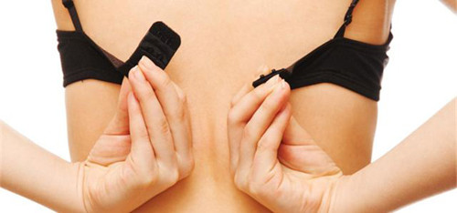 Số phận run rủi cho chiếc áo ngực phụ nữ có gọng cứu sống cô. Gọng sắt của áo đã chặn viên đạn và đẩy nó chệch ra hướng khác. Các bác sĩ tin rằng nếu không có chiếc áo này, người phụ nữ có thể bị trọng thương, thậm chí nguy hiểm tới tính mạng.