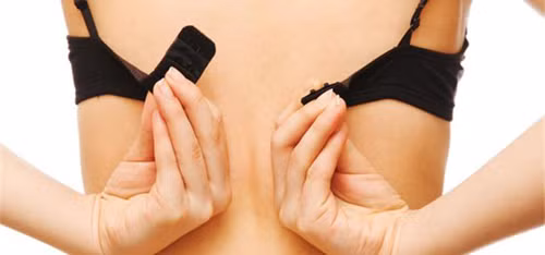 Số phận run rủi cho chiếc áo ngực phụ nữ có gọng cứu sống cô. Gọng sắt của áo đã chặn viên đạn và đẩy nó chệch ra hướng khác. Các bác sĩ tin rằng nếu không có chiếc áo này, người phụ nữ có thể bị trọng thương, thậm chí nguy hiểm tới tính mạng.