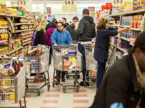 Đặc biệt, đi mua sắm là cách đốt cháy calo khá hiệu quả, khoảng 100 calo trong 30 phút. Kết quả nghiên cứu cho thấy, mua sắm là một trong những cách tiêu thụ calo thú vị nhất. Nguyên nhân bởi thời điểm này bạn thường không nhận ra mình đã đi bộ bao xa và đi từ nơi này đến nơi khác với vẻ rất hào hứng.