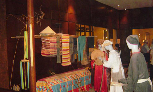 Đặc biệt, chỉ sau 10 giờ, thi thể người chết có sự thay đổi mạnh. Lúc này, các vi trùng lên men thối tạo khí khiến toàn thân phình lên, mặt biến dạng, nội tạng rữa nát, dịch thối chảy ra từ các lỗ tự nhiên và khuếch tán ra môi trường bên ngoài. Quan niệm “hơi lạnh” chính là dấu hiệu môi trường nhiễm khuẩn do xác chết phát tán.