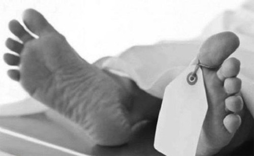 Chết là tình trạng ngưng tim, ngưng thở và chết não, các hoạt động cơ thể lần lượt dừng lại, không hồi phục, năng lượng không còn sản sinh và thân nhiệt tử thi giảm xuống. Khi chết, quá trình oxy hoá chấm dứt, cơ thể bắt đầu biến đổi do bị phân hủy.