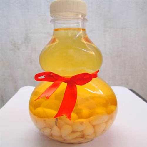 Tốt nhất, nếu bắt buộc phải dự đám tang, bạn nên ngậm gừng sống, nhấp một chút rượu tỏi, nước lá nhót… trước và sau khi viếng để bảo vệ sức khỏe. Những thực phẩm trên có nhiều dược tính tăng cường sức đề kháng cho cơ thể.