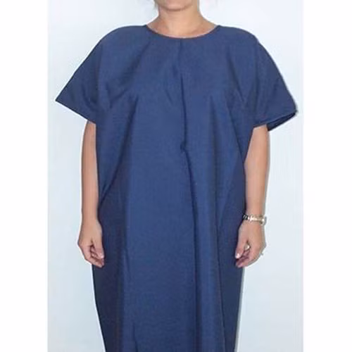 Chuẩn bị vài bộ quần áo khổ rộng. Hóa trị khiến cơ thể diễn ra nhiều thay đổi không mong muốn. Đặc biệt, làn da bệnh nhân thường trở nên nhạy cảm hơn, khô, dễ kích ứng. Chính vì vậy nên chọn cho mình vài bộ quần áo khổ rộng, tránh diện những bộ đồ bó sát có thể gây tắc nghẽn mạch máu hoặc cọ sát mạnh vào da gây đau rát.