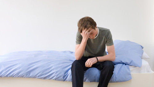 Trường hợp bạn thường xuyên buồn tiểu song lượng nước được giải phóng với tốc độ chậm có thể do dị vật làm hẹp niệu đạo. Hẹp niệu đạo thường là kết quả của những ca phẫu thuật trước đó, tai nạn hoặc nhiễm trùng khi quan hệ tình dục. Tình trạng này đặc biệt nghiêm trọng bởi nếu không được xử lý có thể gây ảnh hưởng tiêu cực đến thận.