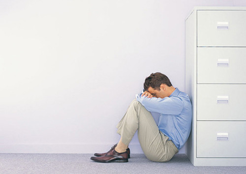 Việc xuất hiện sỏi hoặc dị vật đường tiết niệu cũng gây kích thích, tạo áp lực cổ bàng quang, làm người bệnh thường xuyên đi tiểu, tiểu sót, tiểu buốt.