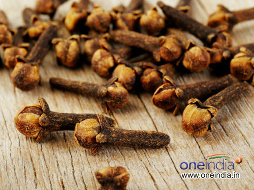 Ngửi hoa đinh hương. Để tăng cường khả năng trị đau đầu từ việc uống nước, bạn có thể sử dụng một vài nhánh đinh hương. Tốt nhất nên tiến hành hâm nóng rồi đặt vào một chiếc khăn mỏng để ngửi mùi chừng 1 phút.