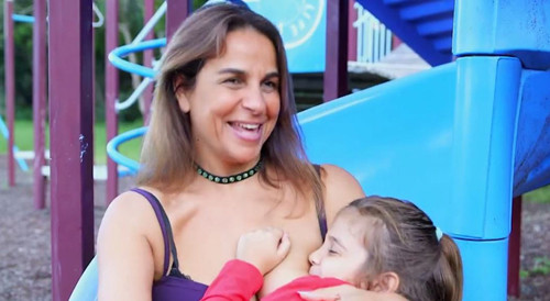 Maha tin rằng xã hội cần tôn trọng phụ nữ hơn, đặc biệt là những bà mẹ nuôi con nhỏ. Họ có quyền cho con bú bất kể ở đâu mình muốn, dù đó là ở nhà hay giữa chốn đông người.