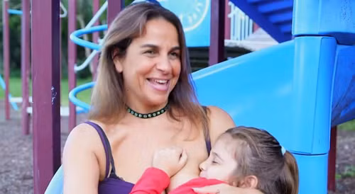 Maha tin rằng xã hội cần tôn trọng phụ nữ hơn, đặc biệt là những bà mẹ nuôi con nhỏ. Họ có quyền cho con bú bất kể ở đâu mình muốn, dù đó là ở nhà hay giữa chốn đông người.