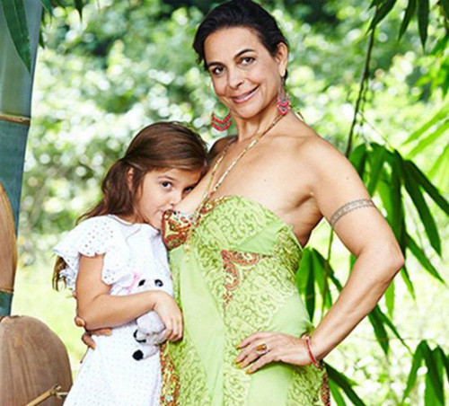 Dù không ít người chỉ trích việc cho con bú dù Aminah đã lớn tướng của Maha như hành động của một người ấu dâm, song cô khẳng định nó không có gì sai trái khi người mẹ muốn cung cấp dinh dưỡng cho con mình.