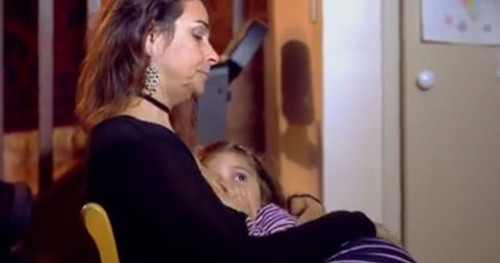 Bà mẹ 52 tuổi chia sẻ: “Tôi để ngoài tai những lời lẽ không hay về việc tôi cho con bú dù bé đã lớn. Thực tế, chưa có ai gặp tôi trực tiếp để lên án hành động này. Tôi tin tưởng sữa mẹ là nguồn cung cấp dinh dưỡng tuyệt vời, đảm bảo sự phát triển toàn diện, thông minh cho trẻ”.