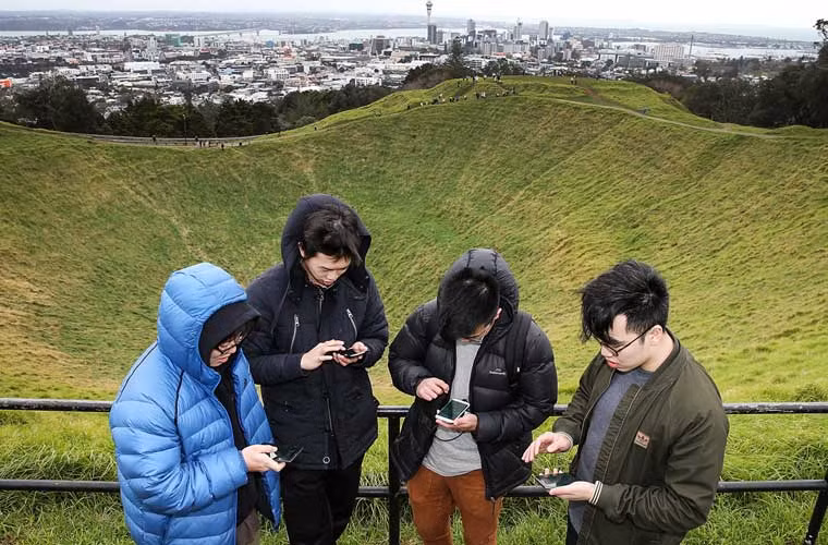 Từ trái qua phải, ba thanh niên lần lượt là Zijia Ge, Jack Zheng, Ky Pham và Tony Sun cùng nhau tìm Pokemon trên đỉnh núi Eden ở Auckland, New Zealand hôm 13/7.