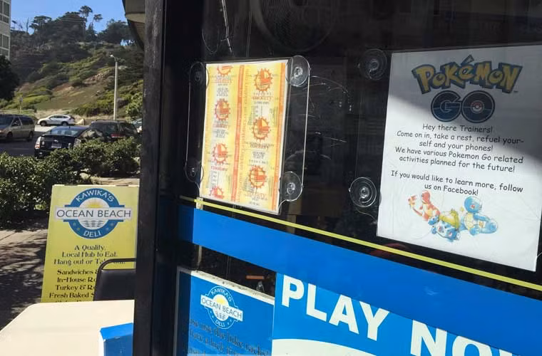 Các quảng cáo dán quảng cáo game Pokemon Go phía ngoài một cửa hàng ở San Francisco.