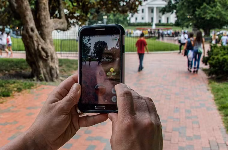 Một người chơi Pokemon Go ở công viên Lafayette phía trước Nhà Trắng.