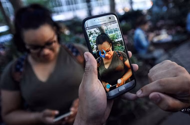 Một người chơi đang tìm kiếm Pokemon ở New York.