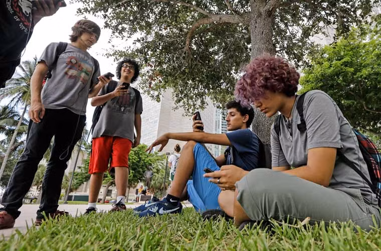 Các thanh niên tụ tập cùng nhau tìm Pokemon ở Công viên Bayfront, Miami.