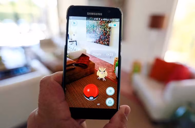 Nhân vật Pokemonn Go xuất hiện trên màn hình di động của một người chơi ở Palm Springs, California.