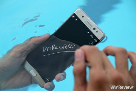 Bên cạnh cấu hình vượt trội và tính năng S Pen tối ưu, smartphone cao cấp của Samsung còn hứa hẹn sở hữu công nghệ bảo mật mới cùng vỏ có khả năng chống nước, chống bụi.