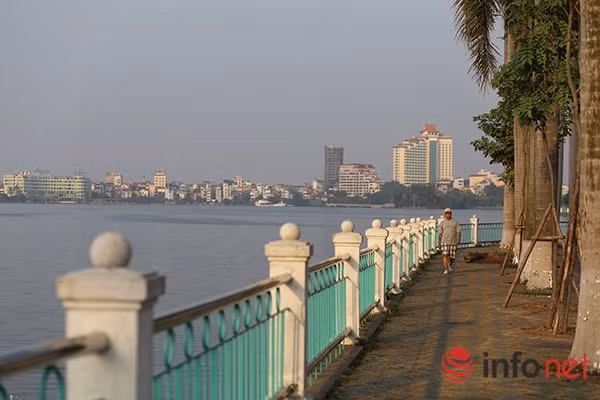 Những người có thói quen đi bộ quanh Hồ Tây đã được trả lại không gian vốn có thường ngày.