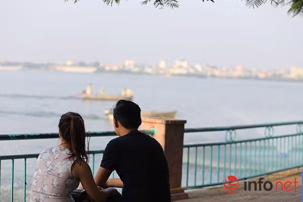 Nhiều bạn trẻ ra ven Hồ Tây ngồi uống nước, tận hưởng không khí thoáng mát.
