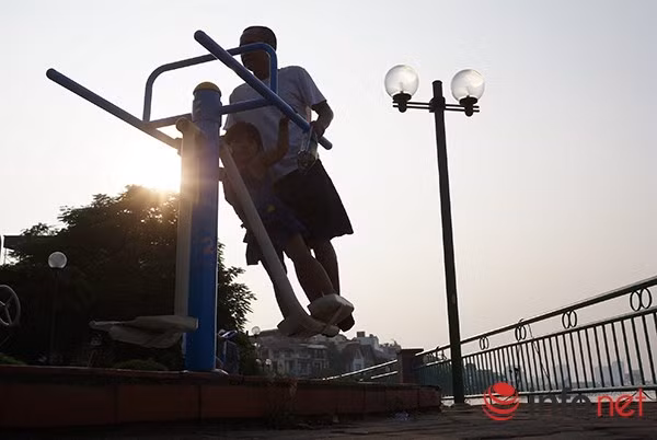 Theo ghi nhận của phóng viên Infonet, chiều ngày 11/10, khu vực ven hồ đoạn Nguyễn Đình Thi (nơi bị ô nhiễm nặng nhất) không khí đã trở lại bình thường, người dân xung quanh bắt đầu ra tập thể dục quanh hồ.