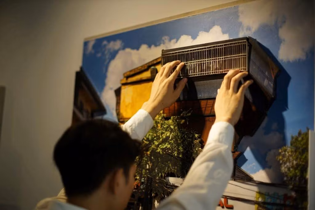 Ý tưởng đến với anh bất chợt sau khi xem bộ phim “Hà Nội trong mắt ai”. Trong đó, có cuộc sống của nghệ sĩ ghi ta mù Văn Vượng. Ông sống trong khu nhà tập thể và hàng ngày vẫn hát, vẫn đàn. Trần Hậu Yên Thế đã dành nửa năm trời qua lại với trường mù Nguyễn Đình Chiểu, Hội Người mù, trung tâm phục hồi chức năng tàn tật… để tìm hiểu cách làm chữ nổi. Ảnh: Nguyễn Thế Sơn.