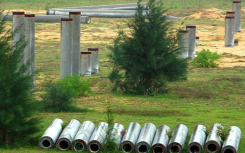 Vì vậy, để tránh gây lãng phí đất đai, bức xúc trong nhân dân và ảnh hưởng môi trường đầu tư, UBND tỉnh Quảng Ngãi đã quyết định chấm dứt hoạt động của dự án, thu hồi toàn bộ phần diện tích trước đây đã cấp cho dự án. Hiện Tập đoàn Hoà Phát sẽ tiếp quản, đầu tư Khu liên hợp sản xuất gang thép trên đất thu hồi dự án nhà máy Guang Lian Dung Quất này - Ảnh: Báo Đầu Tư.