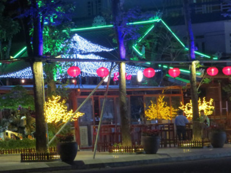 Đến tháng 6/2015, khi phát hiện gia đình bà Doàn xây dựng khu nhà gỗ trái phép trên, không đúng quy hoạch, chủ tịch UBND TP Tuy Hòa ra quyết định xử phạt vi phạm hành chính trong hoạt động xây dựng và đình chỉ thi công. (Ảnh: Dân Việt).