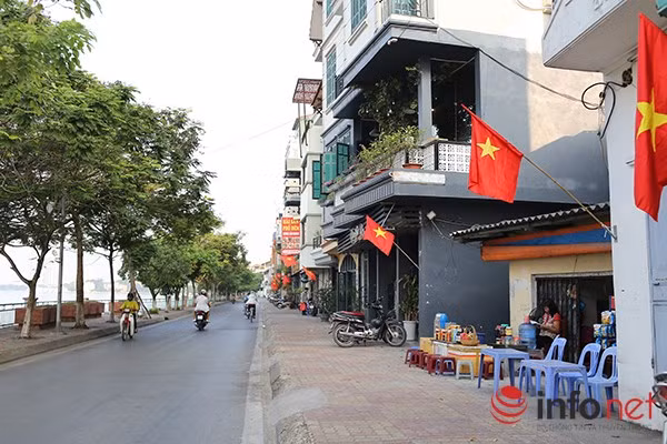 Các hàng quán ven hồ cũng đã bắt đầu được mở bán trở lại.