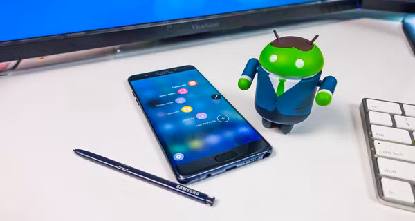 Màn hình được phủ lớp kính cường lực Gorilla Glass 5 vừa ra mắt cách đây hai tuần, cho phép máy chống được những va đập mạnh, an toàn ngay cả khi rơi ở độ cao 1,6 mét. Tấm nền bảo vệ này tốt hơn hẳn những siêu phẩm hiện có trên thị trường.