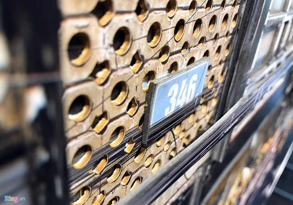 Nhiều người Hà Nội dễ dàng nhận ra ô thoáng tổ ong đặc trưng tại các khu tập thể cũ, những bó dây điện chằng chịt chạy ngang. Tất cả các chi tiết nhỏ đều được tác giả tạo hình, đục đẽo thật nhất có thể.