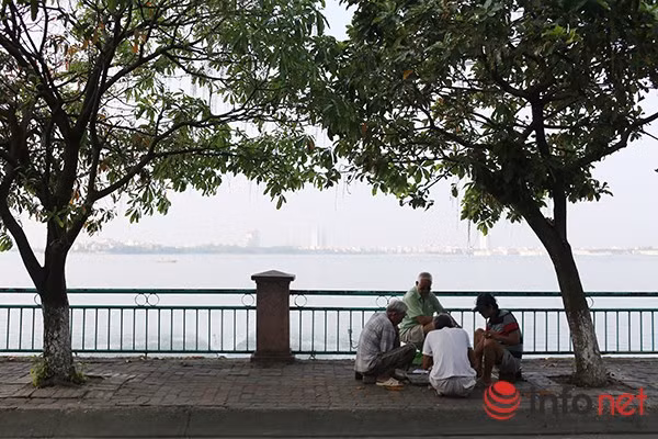 Một bàn cờ nhỏ của các bác lớn tuổi đã được các bác mang ra chơi ven hồ (nơi cách đây hơn 1 tuần không ai dám lại gần vì không khí bị ô nhiễm).