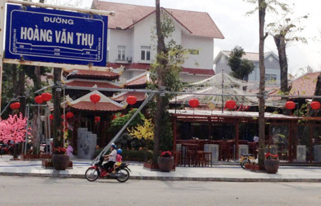 Cụ thể, nội dung công văn cho rằng, bà Doàn đã thực hiện đầy đủ các yêu cầu của chính quyền về tự nguyện khắc phục đối với công trình nhà hàng Tuy Hòa Xưa xây dựng không phép. Chính quyền Tuy Hòa chấp thuận cho tồn tại các hạng mục công trình xây dựng không phép này trong thời hạn 5 năm. (Ảnh: Tuổi trẻ).