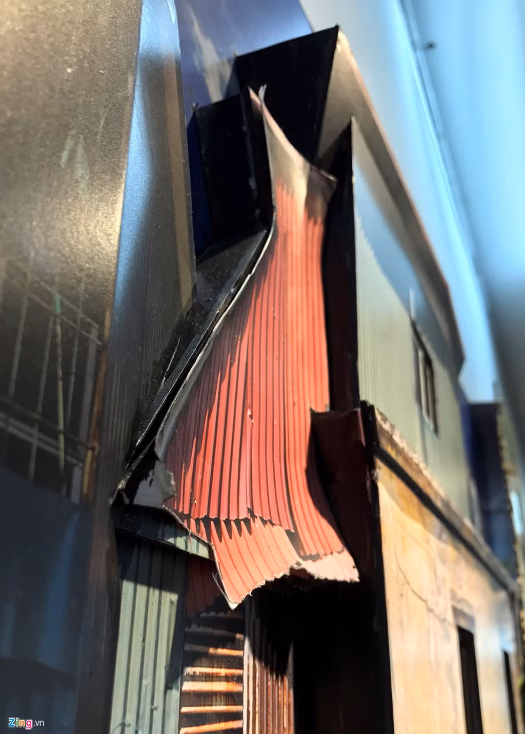 Những tấm tôn sờn rách cũng được chăm chút tỉ mỉ để thể hiện được thật nhất, nguyên bản nhất những gì hai tác giả đã lưu lại qua những lần đi thực tế khảo sát.