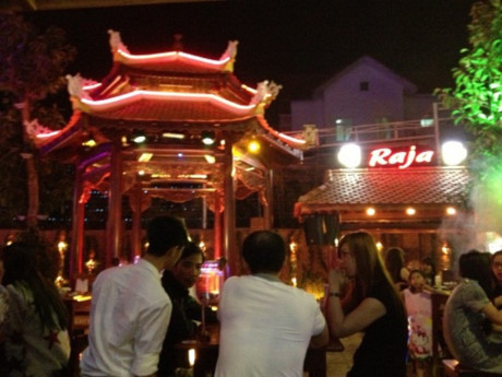 Một góc nhà hàng gỗ “khủng” Tuy Hòa xưa vào buổi tối. (Ảnh: Dân Việt).