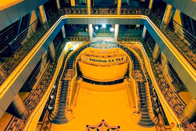 Trải qua nhiều giai đoạn lịch sử khác nhau, không chỉ hình dáng bên ngoài mà cả cách bố trí không gian bên trong của Thương xá TAX cũng có nhiều thay đổi. Tuy nhiên có những vị trí vẫn được giữ nguyên vẹn gần 100 năm qua, đó là những thảm gạch mosaic và các họa tiết, tượng đồng trang trí tại khu vực sảnh chính - những hiện vật được coi như "linh hồn" của tòa thương xá.