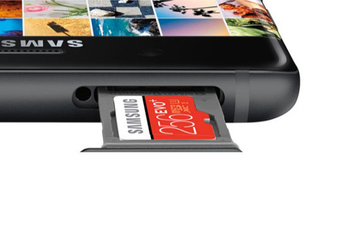 Ngoài ra, màn hình kích thước 5,7 inch công nghệ Super AMOLED của Galaxy Note 7 sở hữu độ phân giải QHD (1440 x 2560 pixel), mật độ điểm ảnh 518 ppi, giống như Galaxy Note 5 và gia đình S7. Đây cùng là màn hình smartphone đầu tiên trên thế giới được hỗ trợ HDR – một tính năng vay mượn từ TV 4K cho phép hiển thị hình ảnh nhiều màu sắc và những cảnh có độ tương phản cực cao. 