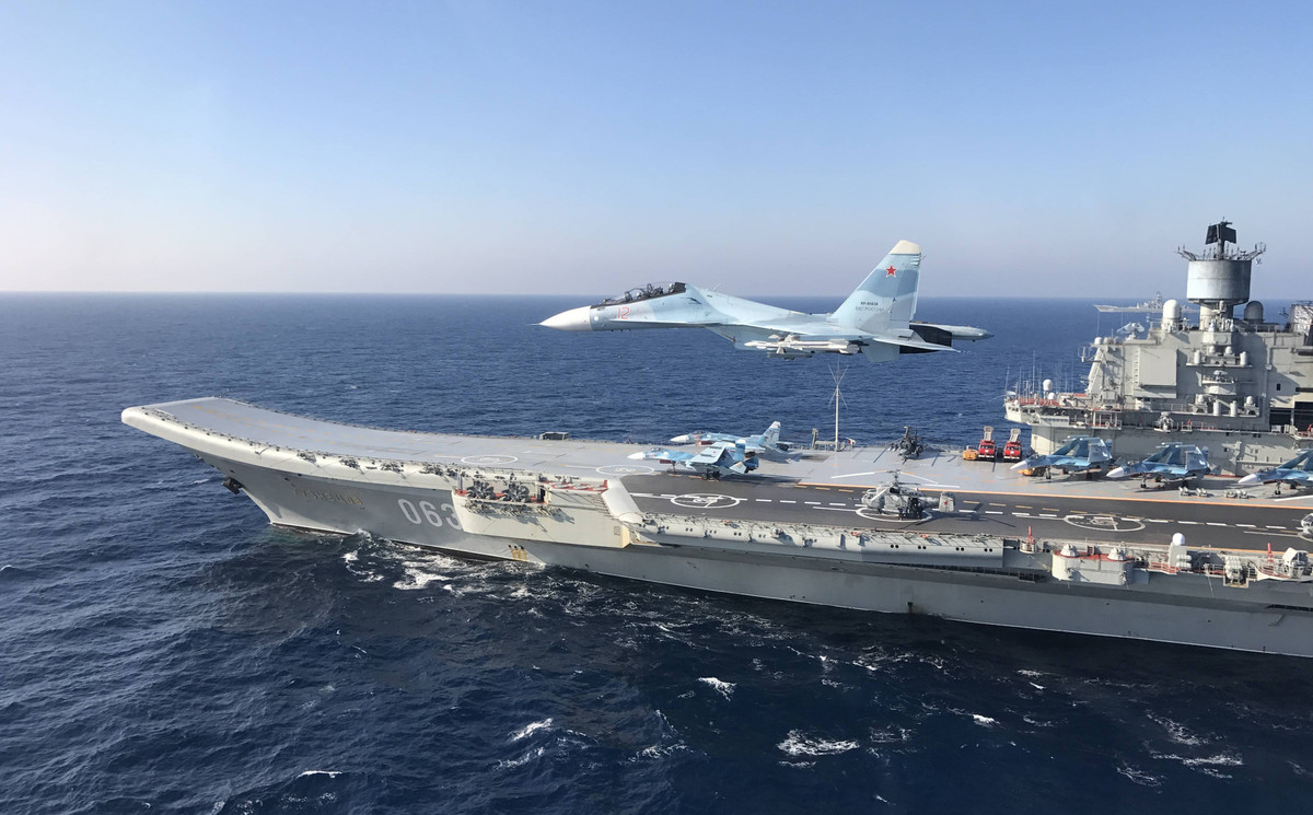 Gây nhiễu biên đội hỗn hợp là mỗi biên đội tiến công được bố trí 1 - 2 chiếc máy bay gây nhiễu, trong trường hợp thông thường, máy bay gây nhiễu bay phía trước, biên đội tiến công ở phía sau, toàn bộ biên đội bay theo đội hình chữ “phẩm”. Máy bay gây nhiễu phát nhiễu tích cực cho đến khi biên đội thoát ly khu vực sát thương của hỏa lực đối phương. Nếu tác chiến bằng tốp máy bay lớn, trong đội hình chiến đấu sẽ bố trí 2 - 3 máy bay gây nhiễu bay theo cự ly xác định.