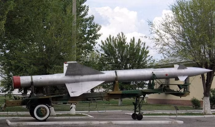 Hàng loạt gói nâng cấp giúp Liên Xô duy trì hoạt động của lá chắn S-25 cho đến đầu thập niên 1980, thời điểm hệ thống này đã lạc hậu và không còn khả năng hiện đại hóa để đối phó với những mối đe dọa hiện đại.