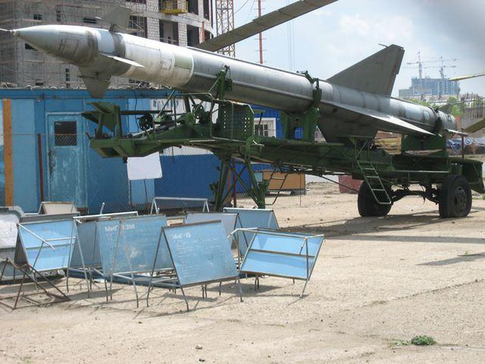 Sự xuất hiện của hệ thống S-300 đã khiến hàng loạt biến thế S-25 bị loại biên vào năm 1984, tuy vậy phiên bản S-25M vẫn được Ngaduy trì tới tận năm 2011, khi S-400 đã đi vào biên chế.